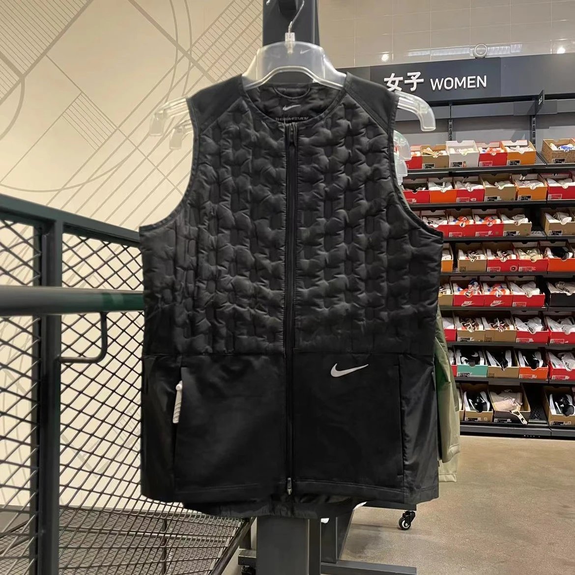 Nike Therma-FIT Vest Black Quilted Sleeveless Jacket for Women