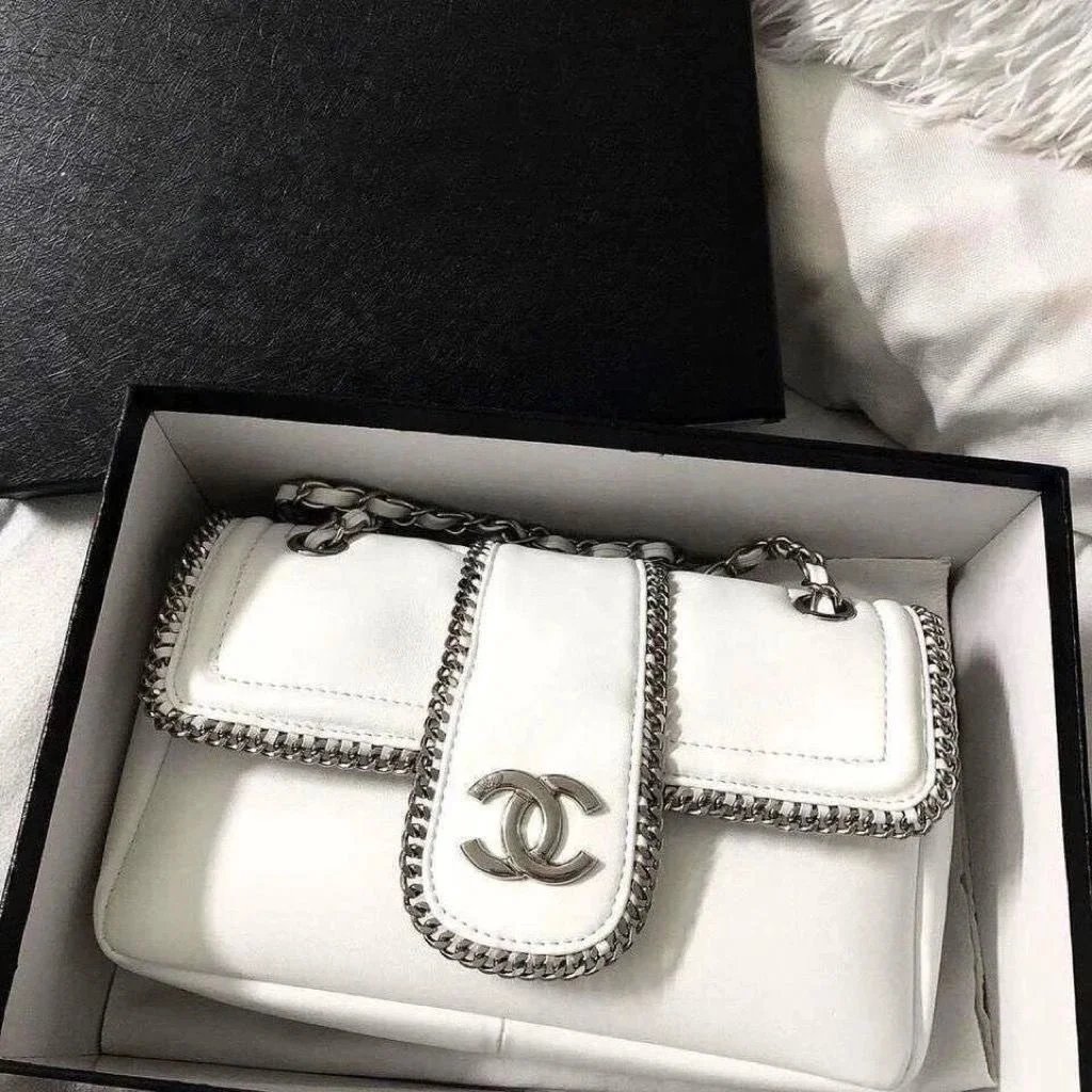 Chanel White Leather Shoulder Bag with Silver Chain