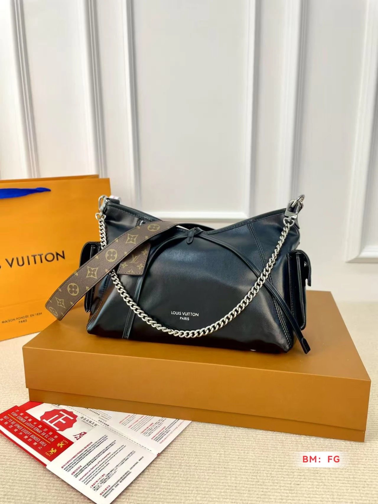 Louis Vuitton LV CarryAll PM Versatile Shoulder Bag Black