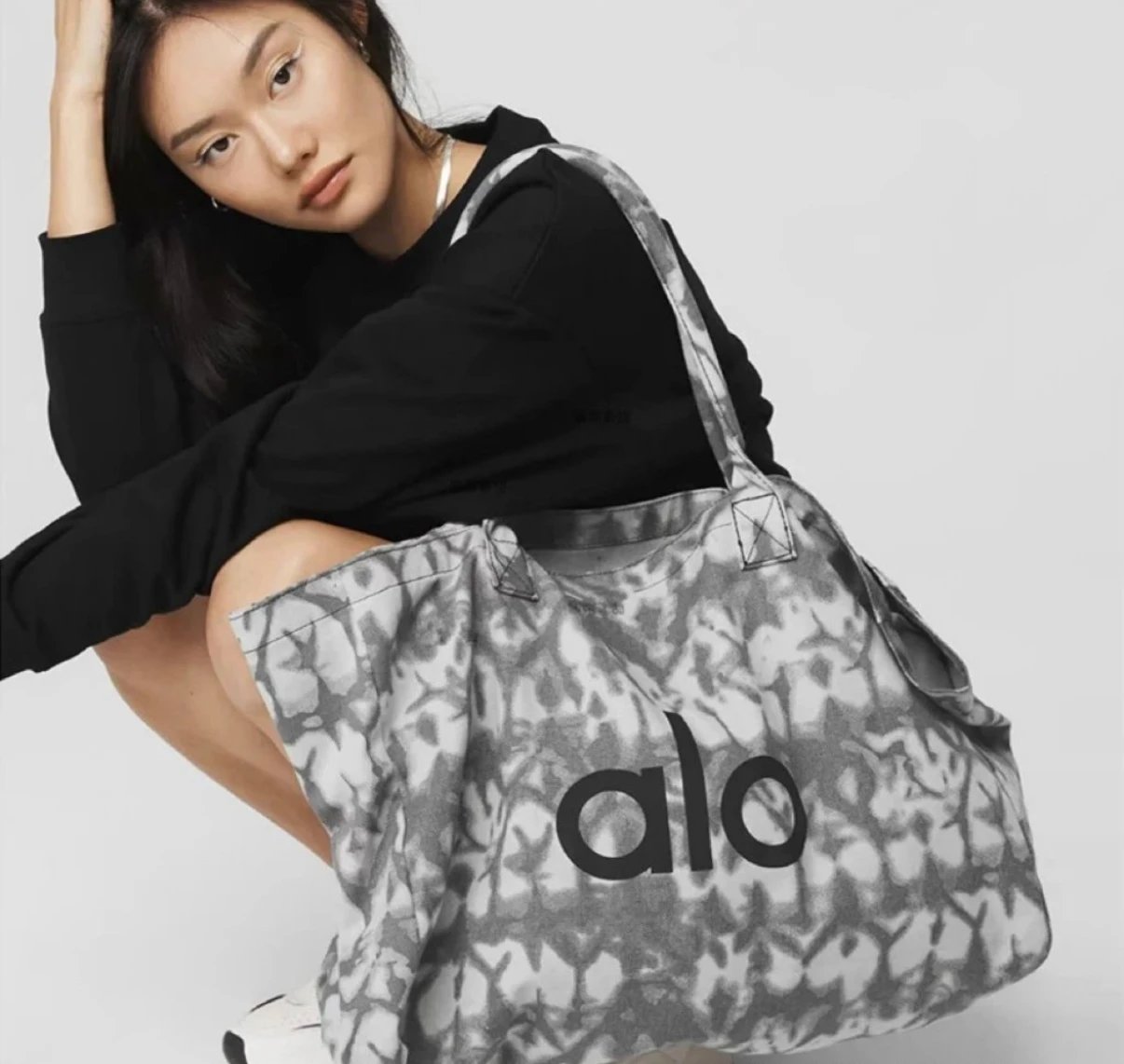 Alo Yoga Tie-Dye Tote Bag Casual Shoulder Bag Gray and White