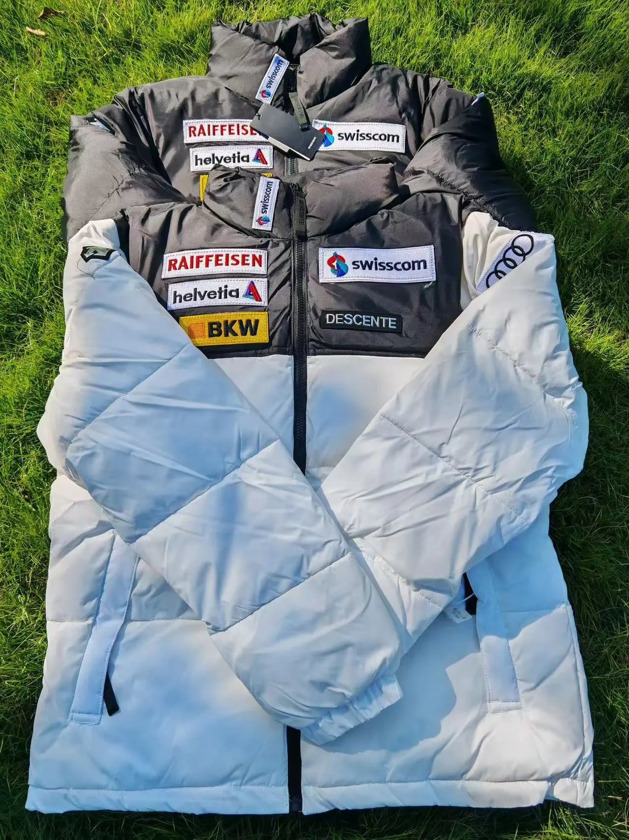 Descente Swiss Ski Team Puffer Jacket Sporty Down Jacket Black and White